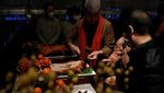 Potret Makan Malam Tahun Baru Imlek di Beijing Tanpa Pembatasan COVID