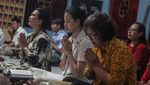 Potret Sembahyang Malam Imlek di Berbagai Daerah
