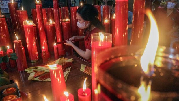 Warga Tionghoa menyalakan lilin saat bersembahyang di Vihara Amurwa Bhumi, Kabupaten Bogor, Jawa Barat, Sabtu (21/1/2023). Sembahyang jelang tahun baru Imlek 2574 itu sebagai ungkapan syukur atas segala rejeki dan keselamatan dari Tuhan serta untuk pengharapan kehidupan lebih baik di tahun kelinci air mendatang. ANTARA FOTO/Yulius Satria Wijaya/hp.