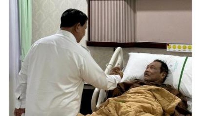 Prabowo menjenguk  komandannya Jenderal TNI (Purn) Subagyo Hadi Siswoyo di RSPAD.