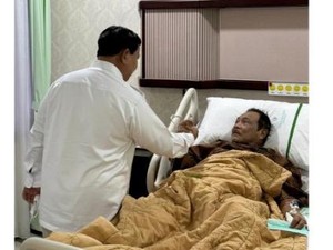 Menhan Prabowo Jenguk Jenderal TNI (Purn) Subagyo HS di RSPAD Kartika