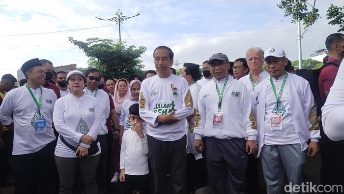 Presiden Jokowi ikuti jalan sehat Porseni NU di Solo, Minggu (22/1/2023).