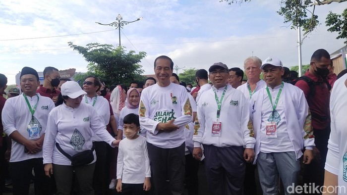 Presiden Jokowi ikuti jalan sehat Porseni NU di Solo, Minggu (22/1/2023).