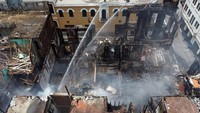 Penampakan gedung bersejarah yang hangus terbakar saat massa menggelar aksi protes besar-besaran di Peru. Reuters/Angela Ponce  
