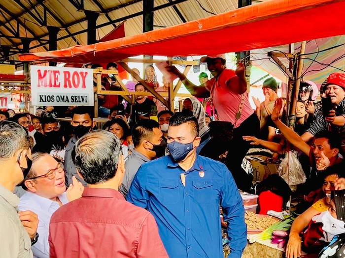 Ramona, Pedagang di Sulut Joget di Depan Jokowi
