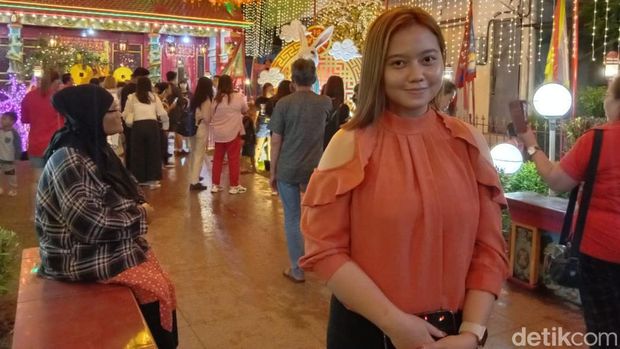 Salah satu pengunjung, Tasya Arifin (20) di Klenteng Kwan Kong, Manado.