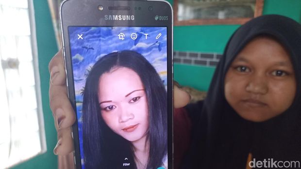 Salsa memperlihatan foto Ai Maimunah, ibunya.