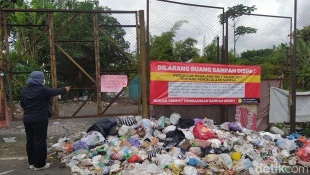Sampah yang menumpuk di pinggir jalan Dampit, Mertoyudan, Kabupaten Magelang.