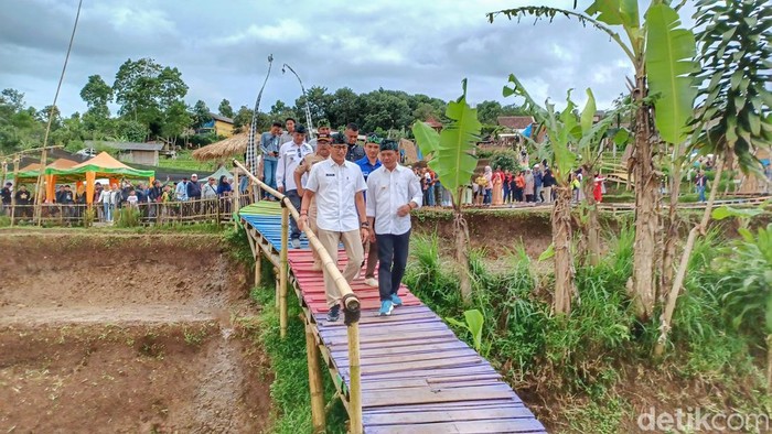 Sandiaga Uno saat mengunjungi Desa Wisata Baros, Kecamatan Arjasari, Kabupaten Bandung, Minggu (22/1/2023).