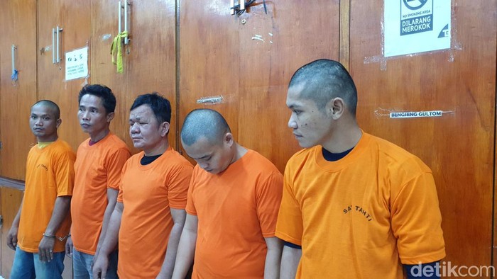 Satreskrim Polrestabes Medan menangkap lima mantan tahanan Rumah Tahanan (Rutan) Balige perkara penipuan. Para pelaku ini bahkan mengaku dari pegawai Kejaksaan Tinggi Sumatera Utara. (Goklas Wisely/detikSumut).