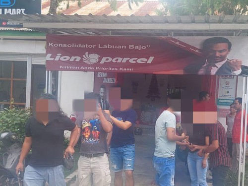 Satuan Narkoba Polres Manggarai Barat menangkap MHJ saat mengambil ganja di Kantor Lion Parcel di Labuan Bajo, Kabupaten Manggarai Barat, NTT, Sabtu (21/1/2023). (IST)