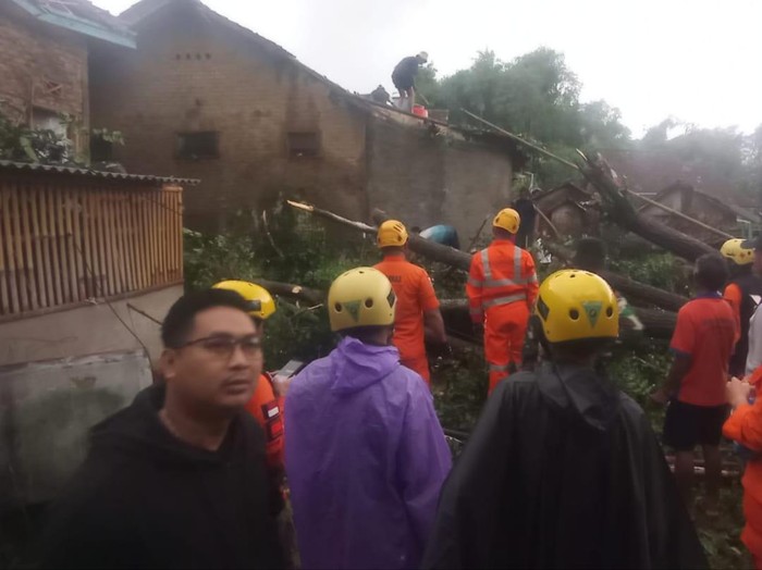 Sebanyak 15 unit rumah warga di Desa Cihanjuang, Kecamatan Cimanggung, Kabupaten Sumedang mengalami kerusakan usai diterjang angin puting beliung disertai hujan deras  pada Sabtu (21/1/2023).