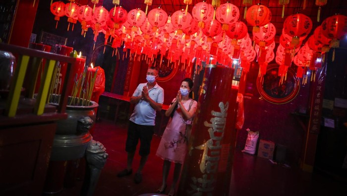 SEMBAHYANG IMLEK 2574 DI VIHARA DHARMA BAKTI PETAK SEMBILAN Umat melakukan sembahyang di Vihara Dharma Bhakti, Petak Sembilan, Jakarta, Sabtu (21/1/2023). Ibadah tersebut untuk menyambut Tahun Baru Imlek 2574/2023. ANTARA FOTO/Rivan Awal Lingga/aww.