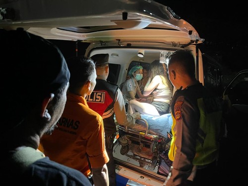 Seorang wisatawan asal Rusia, Rusluzanova Mariia dihantam ombak saat berfoto selfie di Pantai Kelingking, Nusa Penida, Klungkung, Bali, Sabtu (21/1/2023) sore.