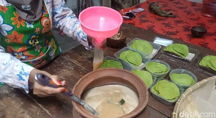 Selain kue keranjang, di Probolinggo ada makanan tradisional yang juga laris manis di momen Imlek 2023. Makanan tradisional ini yakni serabi sosso.