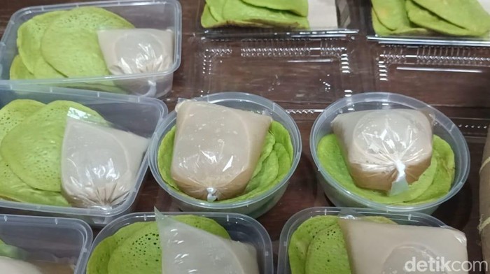 Selain kue keranjang, di Probolinggo ada makanan tradisional yang juga laris manis di momen Imlek 2023. Makanan tradisional ini yakni serabi sosso.