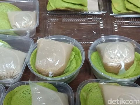 Selain kue keranjang, di Probolinggo ada makanan tradisional yang juga laris manis di momen Imlek 2023. Makanan tradisional ini yakni serabi sosso.