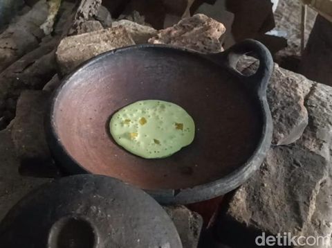 Selain kue keranjang, di Probolinggo ada makanan tradisional yang juga laris manis di momen Imlek 2023. Makanan tradisional ini yakni serabi sosso.