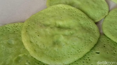 Pesona Serabi Probolinggo dengan Warna Pandannya yang Menggugah Selera