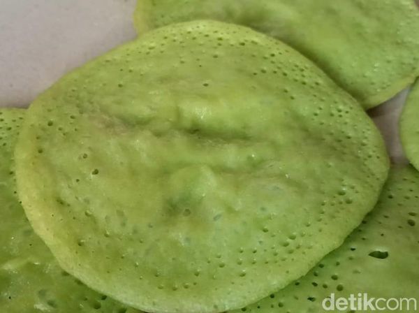 Pesona Serabi Probolinggo dengan Warna Pandannya yang Menggugah Selera