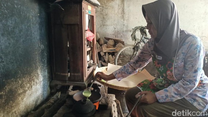 Selain kue keranjang, di Probolinggo ada makanan tradisional yang juga laris manis di momen Imlek 2023. Makanan tradisional ini yakni serabi sosso.