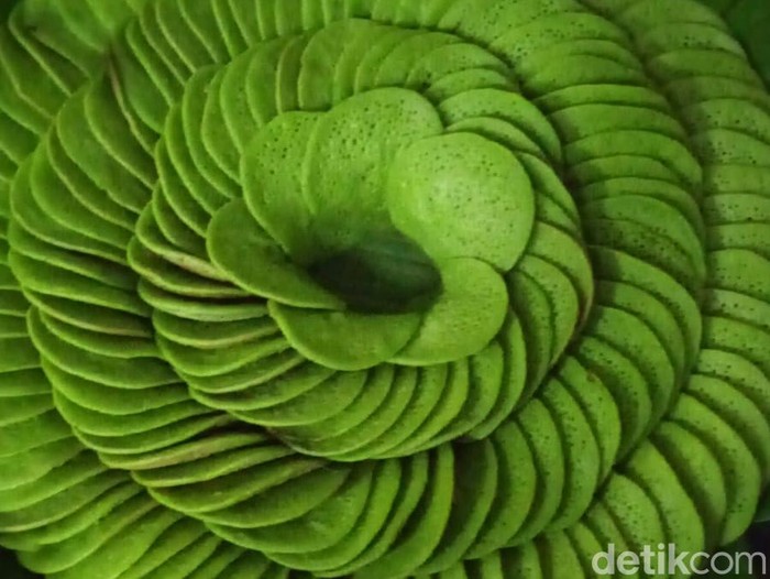 Selain kue keranjang, di Probolinggo ada makanan tradisional yang juga laris manis di momen Imlek 2023. Makanan tradisional ini yakni serabi sosso.