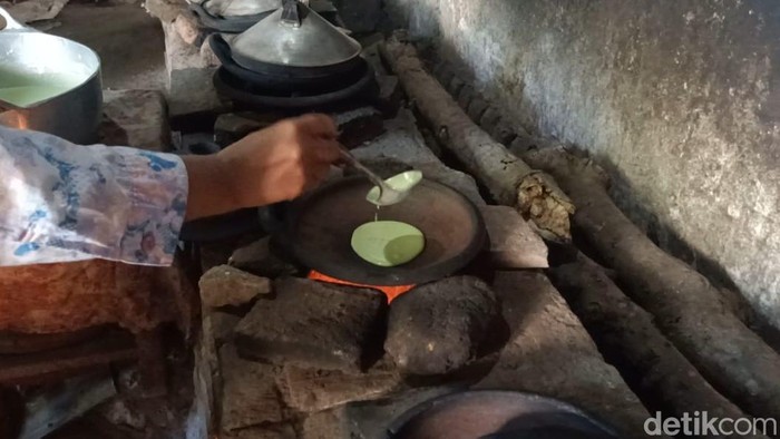 Selain kue keranjang, di Probolinggo ada makanan tradisional yang juga laris manis di momen Imlek 2023. Makanan tradisional ini yakni serabi sosso.