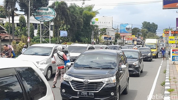 Situasi lalu lintas dari Jakarta arah Puncak Minggu (22/1/2023) siang.
