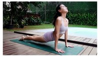 Ternyata, pemeran Bu Laksmi dalam film Mata Batin 2 ini rajin olahraga seperti yoga. Olalraga satu ini menjadi salah satu rahasia di balik tubuh idealnya. (Foto: Instagram @sophia_latjuba88)