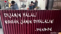 Menariknya, Steak PAKBOY dihiasi beberapa dekorasi tulisan-tulisan nyeleneh. Salah satunya papan tulisan di dekat dapur ini. Foto: Detikcom / Atiqa Rana