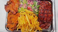 Jika datang ke sini beramai-ramai, bisa pesan menu paket Kumpul Keboys. Isinya komplet, ada daging sirloin, tenderloin, chicken grilled, sampai chicken crispy. Foto: Detikcom / Atiqa Rana