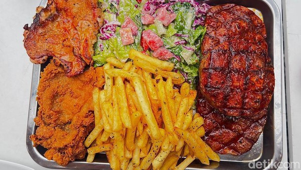 Steak Meltique dan Ayam Jadi Andalan Warung Steak di Bekasi Ini