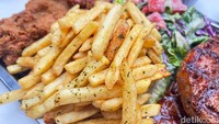 Dalam satu porsi, juga sudah dapat kentang goreng berbumbu sedap yang digoreng renyah. Sangat cocok dimakan dengan steak smokeynya. Foto: Detikcom / Atiqa Rana