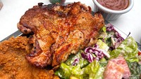 Kalau mau yang lebih smokey, bisa pesan chicken grilled mereka. Ayamnya empuk dan juicy dengan bumbu rub yang meresap menciptakan kenikmatan tersendiri. Foto: Detikcom / Atiqa Rana