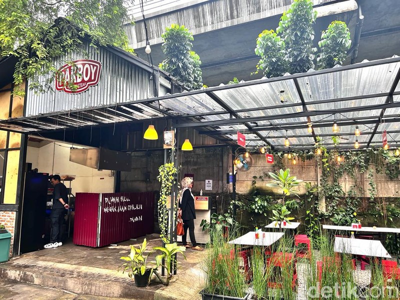 Steak Meltique dan Ayam Jadi Andalan Warung Steak di Bekasi Ini