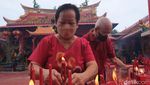 Suasana Ibadah Imlek di Vihara Boen Tek Bio Tangerang