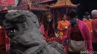 Banyak masyarakat mendatangi Klenteng dengan menggunakan atribut berwarna merah, khas pada perayaan Imlek.  