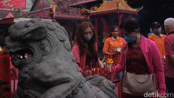 Banyak masyarakat mendatangi Klenteng dengan menggunakan atribut berwarna merah, khas pada perayaan Imlek. Â Banyak masyarakat mendatangi Klenteng dengan menggunakan atribut berwarna merah, khas pada perayaan Imlek. Â