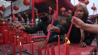 Ruby juga menjelaskan terdapat perbedaan perayaan Imlek tahun ini dibandingkan tahun lalu. Dicabutnya PPKM berdampak positif pada jumlah warga yang datang ibadah.  