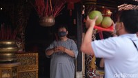 Jemaat tengah melakukan ibadah tahun baru Imlek 2574 di Vihara Boen Tek Bio, Tangerang.  
