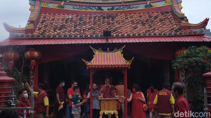 Suasana Ibadah Imlek di Vihara Boen Tek Bio Tangerang Suasana ibadah Imlek di Klenteng Boen Tek Bio, Tangerang, Minggu (22/1/2023). Masyarakat ramai berdatangan untuk ibadah sejak malam tahun baru hingga pagi.