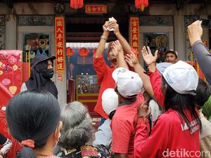 Semarak Imlek 2023 Jogja, Warga Berebut Angpao di Klenteng Gondomanan