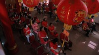 Warga keturunan Tionghoa mengikuti sembahyang pada Tahun Baru Imlek 2574 di Klenteng Thian Hou Kiong. Klenteng ini menjadi yang tertua di Indonesia Timur.