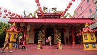Warga keturunan Tionghoa bersiap untuk melaksanakan sembahyang pada Tahun Baru Imlek 2574 di Klenteng Thian Hou Kiong, Kelurahan Gamalama, Kota Ternate, Maluku Utara, Minggu (22/1/2023). Klenteng Thian Hou Kiong merupakan satu-satunya Klenteng yang ada di Kota Ternate.