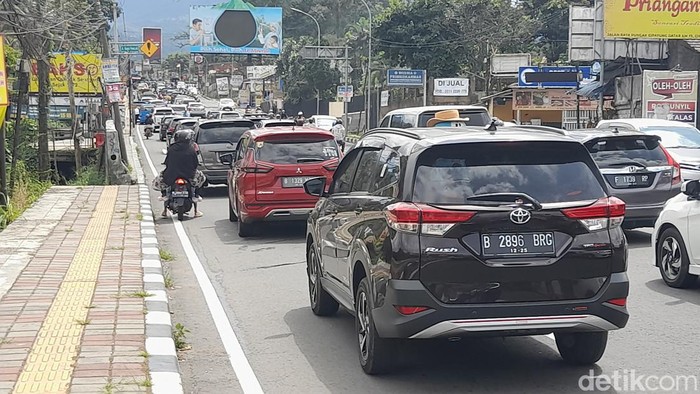 Suasana lalu lintas di Puncak, Bogor saat perayaan Imlek 2023