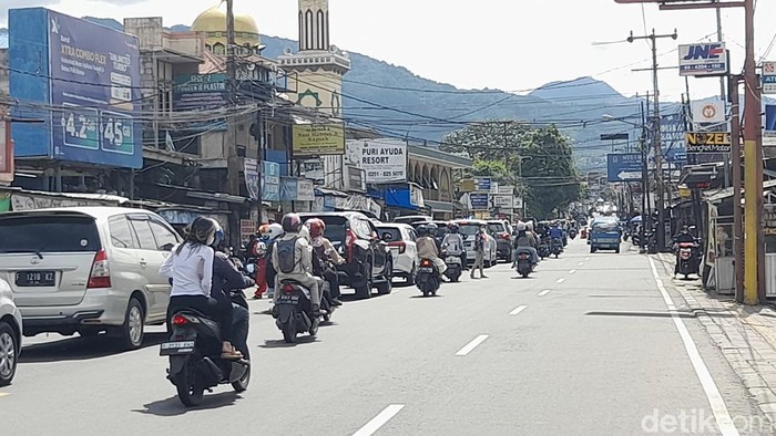 Suasana lalu lintas di Puncak, Bogor saat perayaan Imlek 2023