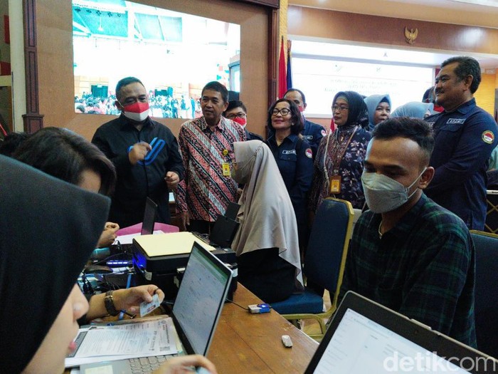 Suasana verifikasi pendaftaran PCMI dalam Program G to G di Universitas Negeri Semarang, Minggu (22/1/2023).