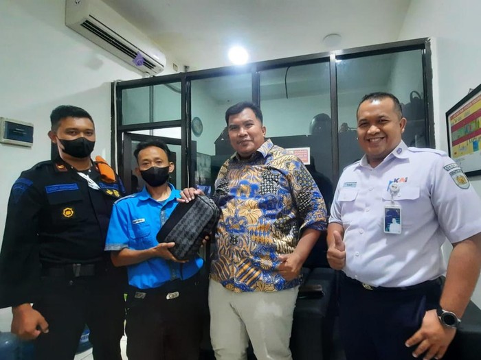 Sudaryanto (baju biru), petugas kebersihan Stasiun Tugu Jogja yang menemukan tas berisi uang Rp 44 juta  milik penumpang, Sabtu (21/1/2023).
