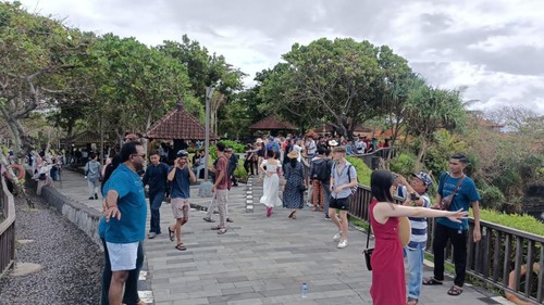 Suasana kunjungan wisatawan di Tanah Lot pada Minggu (22/1/2023).