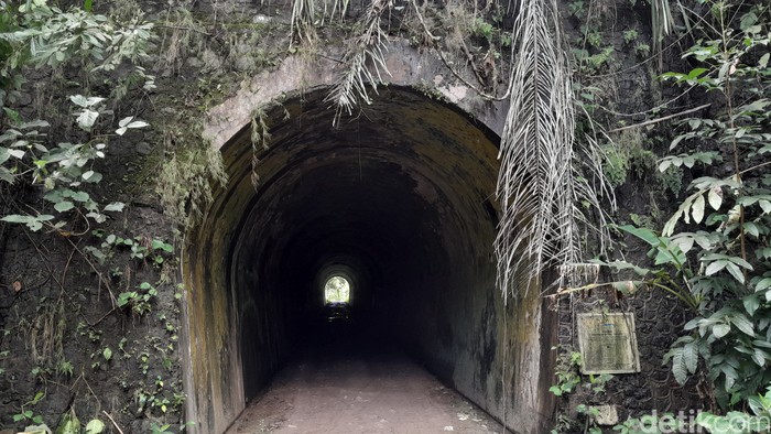Terowongan Cikacepit di Pangandaran peninggalan Belanda.